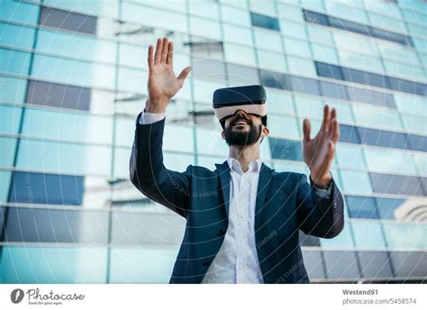 Geschäftsmann Mit Virtual Reality Brille Vor Dem Bürogebäude Ein Lizenzfreies Stock Foto Von