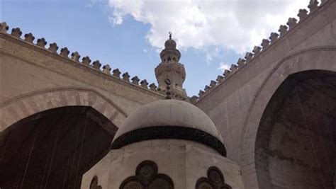 الآثار تتابع سقوط رفرف خشبي بقبة جامع السلطان حسن