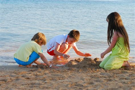 enfants jouant sur la plage image stock image 2632833
