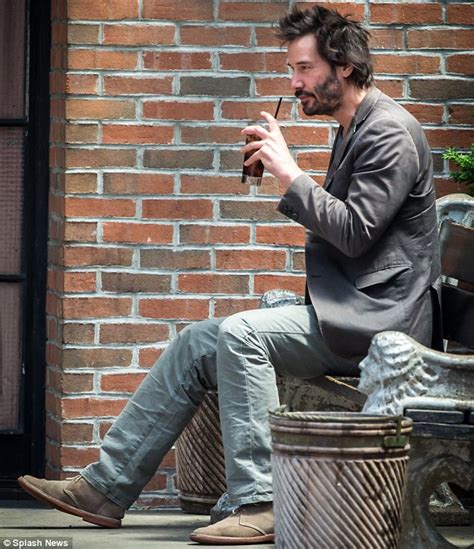 Keanu Reeves Has A Solitary Drink Outside His Nyc Hotel Daily Mail Online