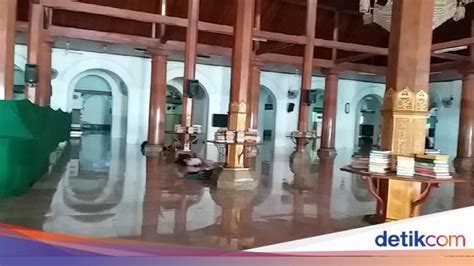 Check spelling or type a new query. Masjid Agung Sunan Ampel Gelar Salat Jumat di Tengah Penyebaran Virus Corona - Halaman 2