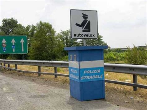Autovelox nuove norme su cartelli distanza e visibilità esodo di