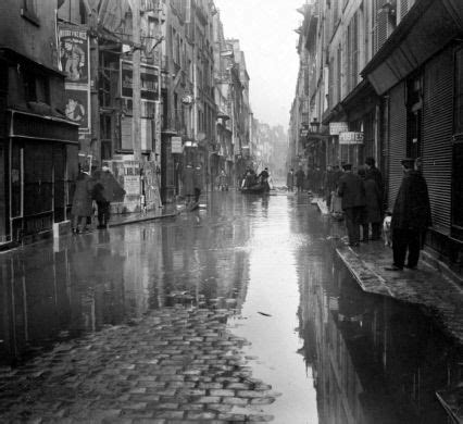 En 1910 paris a connu sa plus importante inondation du xxème siècle. Inondations de Paris. La rue de Seine, le 26 février 1910 ...