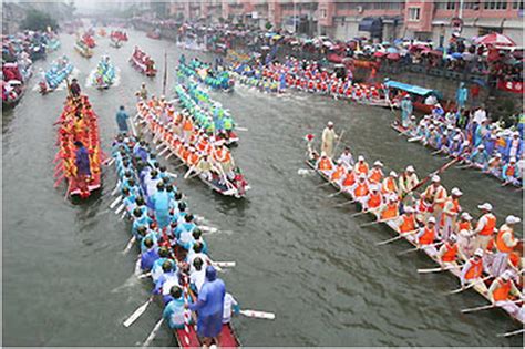 Dragon boat racing and eating zongzi are the central customs of the festival. Dragon Boat Festival Taiwan Customs - family holiday.net ...