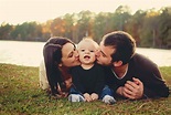 Love this photo.. Mom and Dad kissing the baby! Cute Family Photos ...