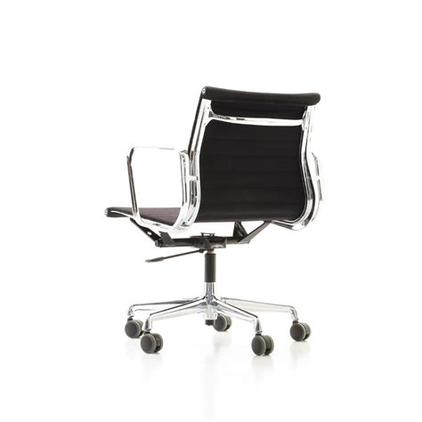 Lehne dieses stuhls ist bis zu 125 grad neigbar, verfügt über wippmechanik und federt nach. Bürostuhl, Eames EA 117 (6775) | Büro-Stuhl | Stuhl | Bogen33
