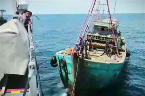 2 Kapal Ikan Vietnam Disergap KRI Usman Harun 359 Di Natuna Utara