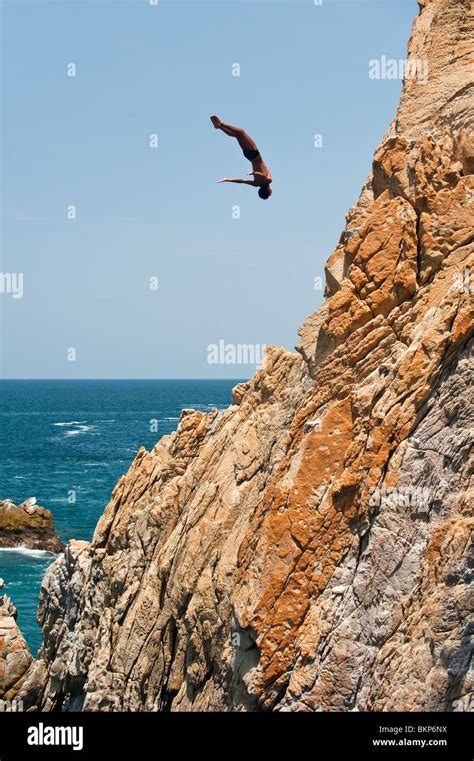 La Quebrada Cliff Diver In Action Acapulco Mexico Stock Photo Alamy