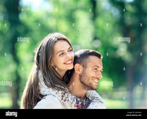 Hombre Y Mujer Enamorados Fotografías E Imágenes De Alta Resolución Alamy