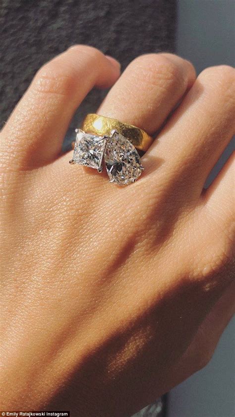 Holy sh*t, you have to see emily ratajkowski's blinding engagement ring. Emily Ratajkowski flaunts MASSIVE engagement ring for ...