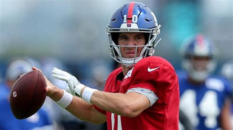 For Eli Manning Age Matters Only In Locker Room Newsday