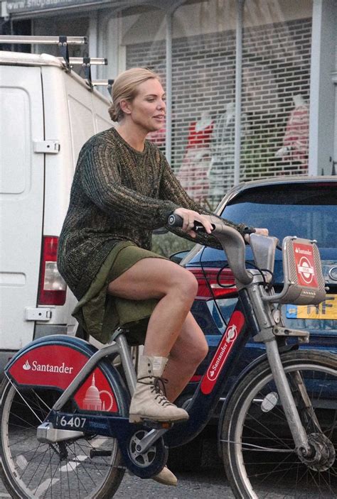 Samantha Janus in a Beige Boots Does a Bike Ride in London – Celeb Donut
