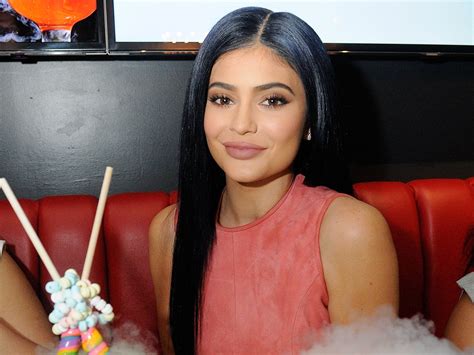 kylie jenner revealed that she got rid of her lip fillers after fans noticed that she looks