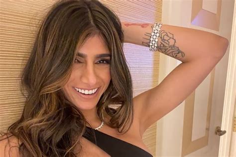 Ex Pornhub Star Mia Khalifa Teases Fans With Cheeky Topless Shower Snap