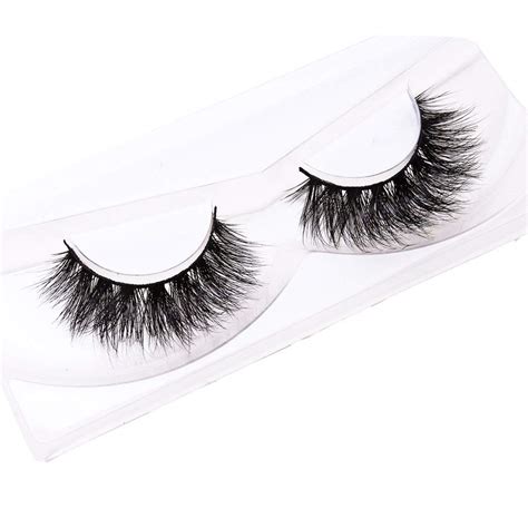 Tanto per cominciare, fate una distinzione tra ciglia a banda intera, mezza banda e ciuffetti. Ciglia finte con colla: come applicarle | quali sono le ...