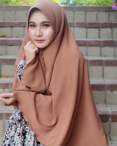 Pin Oleh Anto Di Mode Hijab Wanita Wanita Berlekuk Gaya Hijab