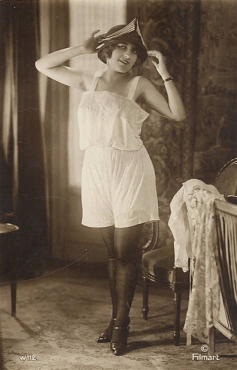 Фото женщины в нижнем белье ретро фото