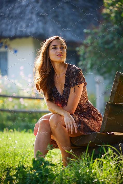 Beautiful Girl Sitting On A Bench Photography Poses Women Portrait Photography Poses Outdoor