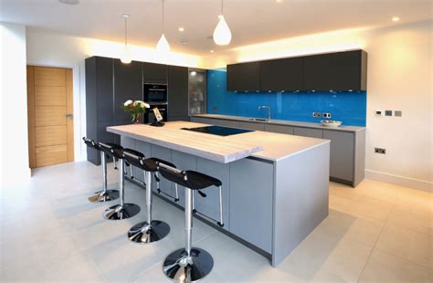 The smell of the open space kitchen can be a real practical problem. Kitchen Layouts: Island or Peninsula - Watermark