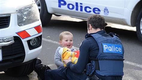 le policier distrait un enfant pour qu il ne voit pas sa maman coincée sous une voiture
