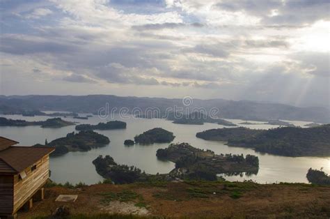 lago bunyonyi en uganda foto de archivo imagen de refleje