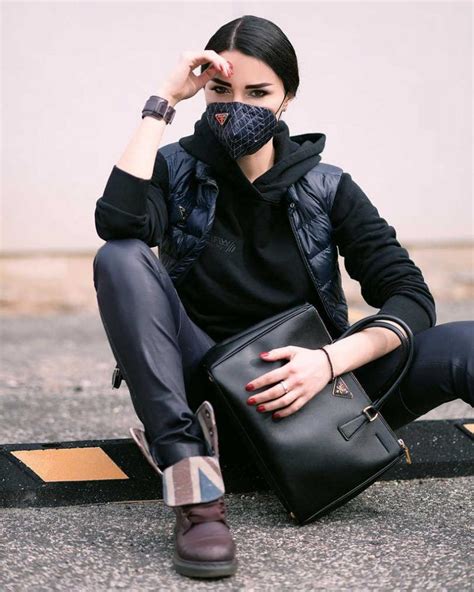 All Black Look With Face Mask Frauen Portraitfotografie Outfit Mode