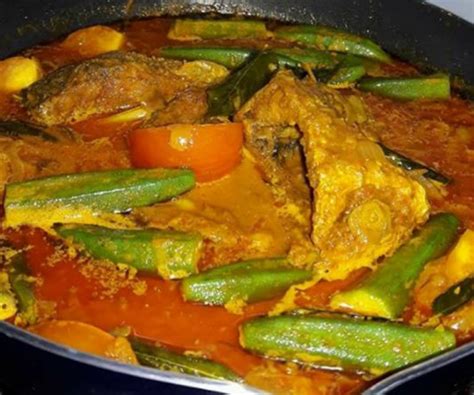Tumis bahan bumbu kuah hingga harum, tambahkan air. Cara Masak Kari Ikan Siakap Tanpa Santan Paling Sedap ...
