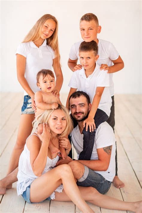 Gran Familia Feliz Con Cuatro Hijos Adentro Imagen De Archivo Imagen