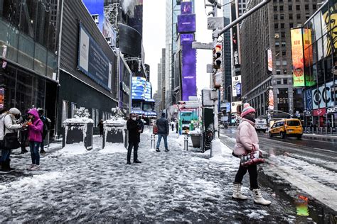 Bomb Cyclone Could Bury Nyc In A Foot Of Snow Or Mere Inches All