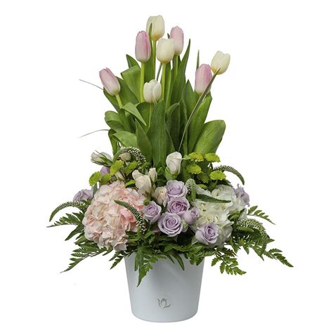 Arreglo Floral De Tulipanes Blancos Y Rosados Mini Rosas Y Hortensias