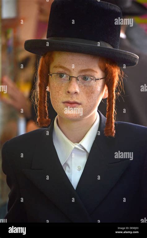 Porträt Eines Orthodoxen Religiösen Jüdischen Jungen Mit Roten Haaren And Schläfenlocken In Crown