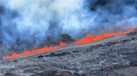 Hawaiis Mauna Loa Worlds Largest Active Volcano Erupts For The First