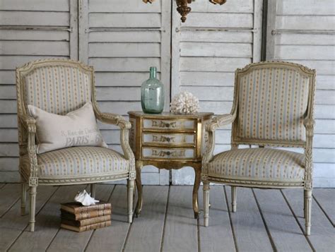 In a boho chic, rustic spirit, these shabby chic chairs opt for a rural aspect and an authentic appearance. Flower Traveller: Going Shabby Chic