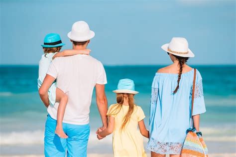 Feliz Hermosa Familia Con Niños En La Playa Foto Premium