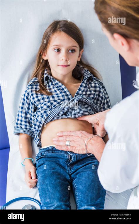 Arzt Untersucht Ein Junges Mädchen Bauch Stockfotografie Alamy