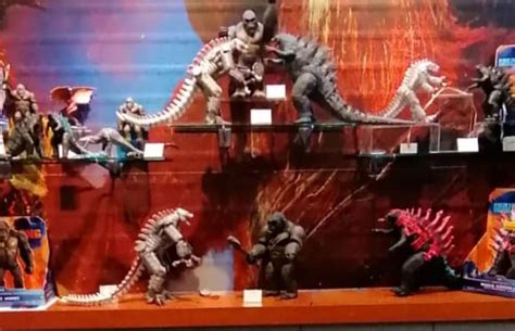 Los nuevos juguetes para la esperada película godzilla vs kong, nos invitan a pensar que tendremos un nuevo titán en el monsterverse. Official Godzilla vs. Kong (2020) toy images leak online ...