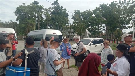 Turis Negara Kunjungi Benteng De Varwachting Sanana Kepulauan Sula