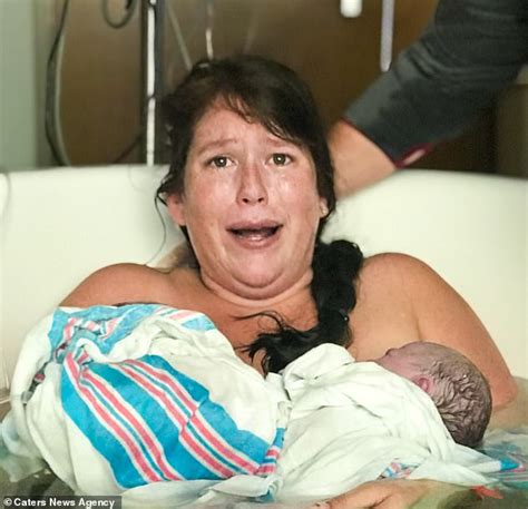 La madre descubre que está teniendo gemelos solo dos minutos DESPUÉS de dar a luz a su hija