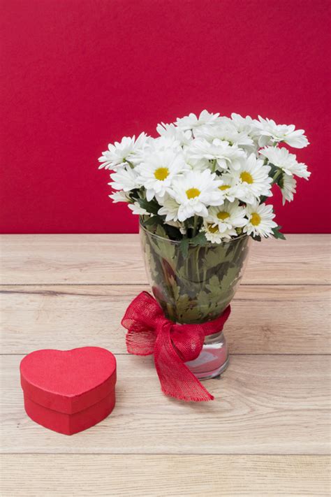 Heart gift box for flower packaging, is more popular among young people on valentine's day. Gift box in heart shape with daisy bouquet in vase | Free ...