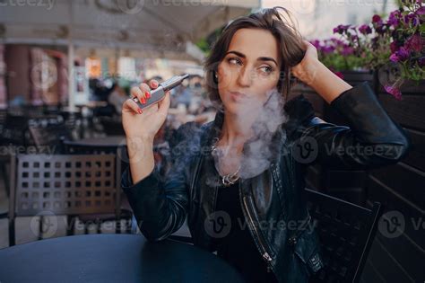 Hermosa Glamorosa Morena Fumar Cigarrillo Electrónico 957045 Foto De Stock En Vecteezy