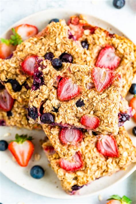 Peanut butter oatmeal bars are so easy to make and require only 3 wholesome ingredients with no baking. Berry Baked Oatmeal Bars | Eating Bird Food | Recipe | No ...