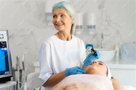 Premium Photo Professional Female Cosmetologist Doing Hydrafacial