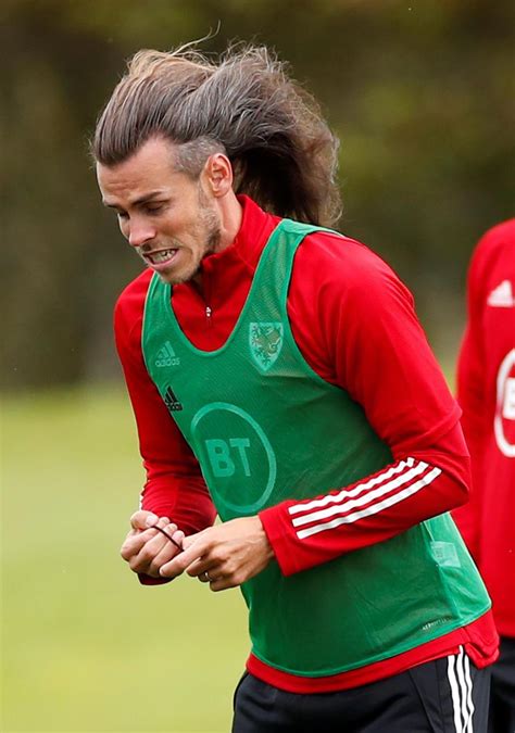 Official website with detailed biography about gareth bale, the real madrid midfielder, including statistics, photos, videos, facts, goals and more. Gareth Bale's hair is magnificent and absurd | Who Ate all ...