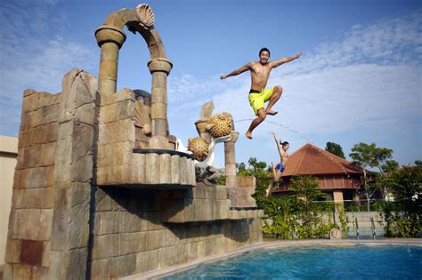 It is a water theme park in sentosa island that has slides, rides adventure cove is located in the same cluster as its popular sisters, the universal studios. Befriend marine animals, enjoy thrilling rides at ...