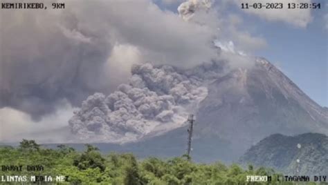 Gunung Merapi Erupsi Awan Panas Meluncur Ke Kali Bebeng Dan Krasak