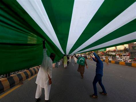 Pakistanis Hoist Three Mile Kashmir Flag In Solidarity March Express