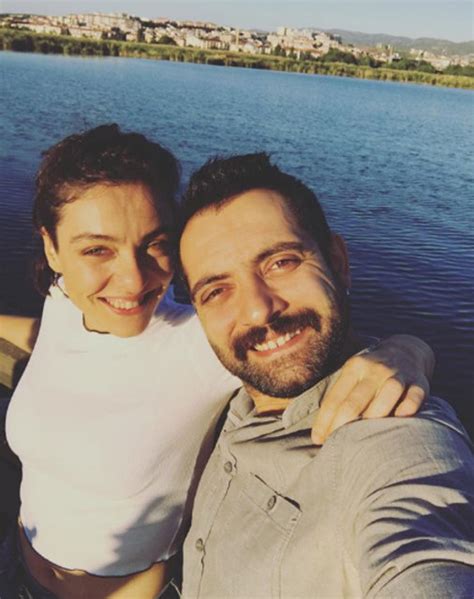 Açıklama ardından ikilinin hayatıyla ilgili bilgiler yeniden gündem oldu. Oyuncu Merve Dizdar ile Gürhan Altundaşar nişanlandı ...