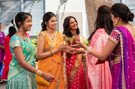 An Indian Fashion Editor On Devis Sari In Never Have I Ever Popsugar
