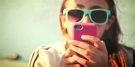 Why Texting And Dating Make Women Anxious Huffpost