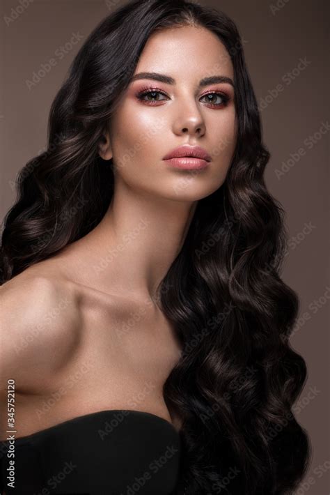 Foto De Beautiful Brunette Model Curls Classic Makeup And Full Lips The Beauty Face Do Stock